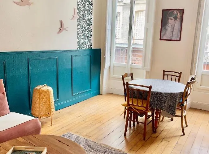 Le Grand Royal, 2 De Charme, Place Royale Apartment *